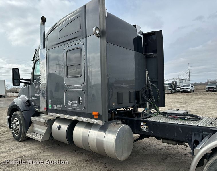 image for item NU9340 2018 Kenworth  T680 semi truck