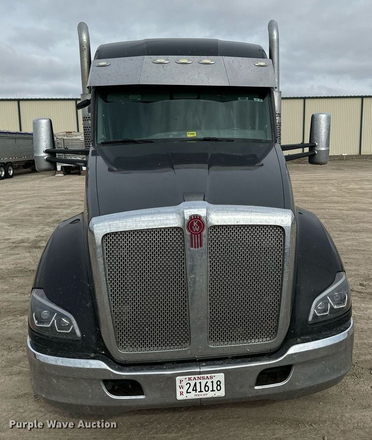 image for item NU9340 2018 Kenworth  T680 semi truck