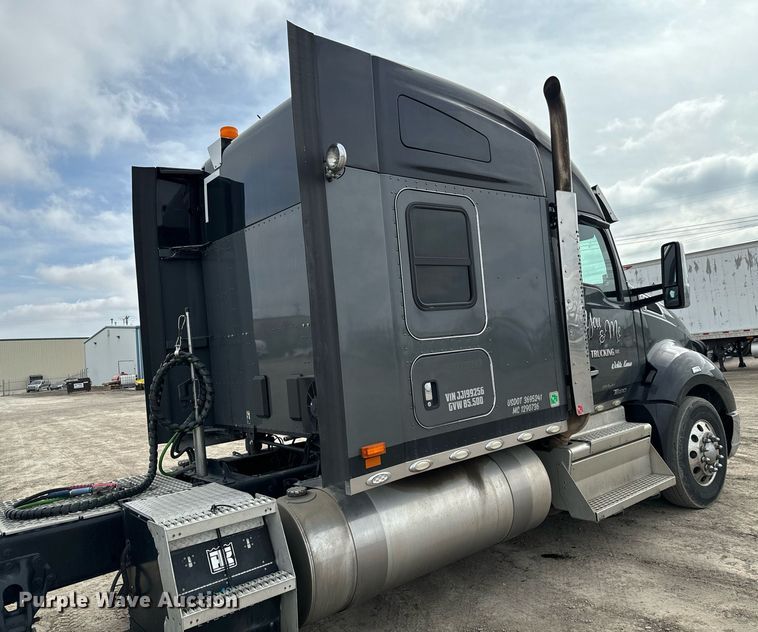 image for item NU9340 2018 Kenworth  T680 semi truck