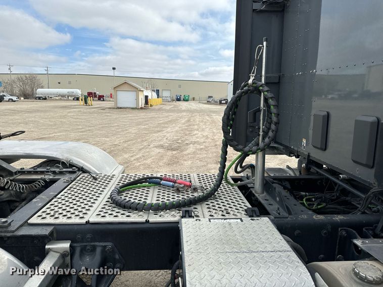 image for item NU9340 2018 Kenworth  T680 semi truck