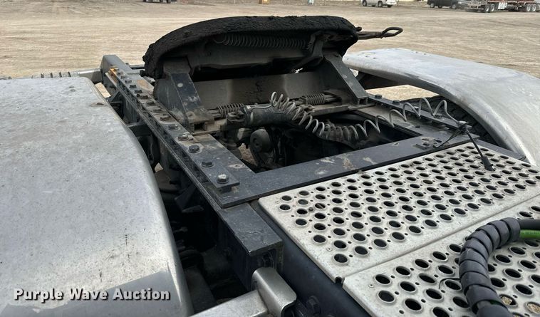 image for item NU9340 2018 Kenworth  T680 semi truck