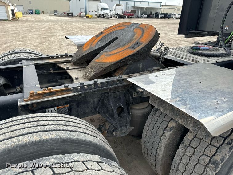 image for item NU9340 2018 Kenworth  T680 semi truck