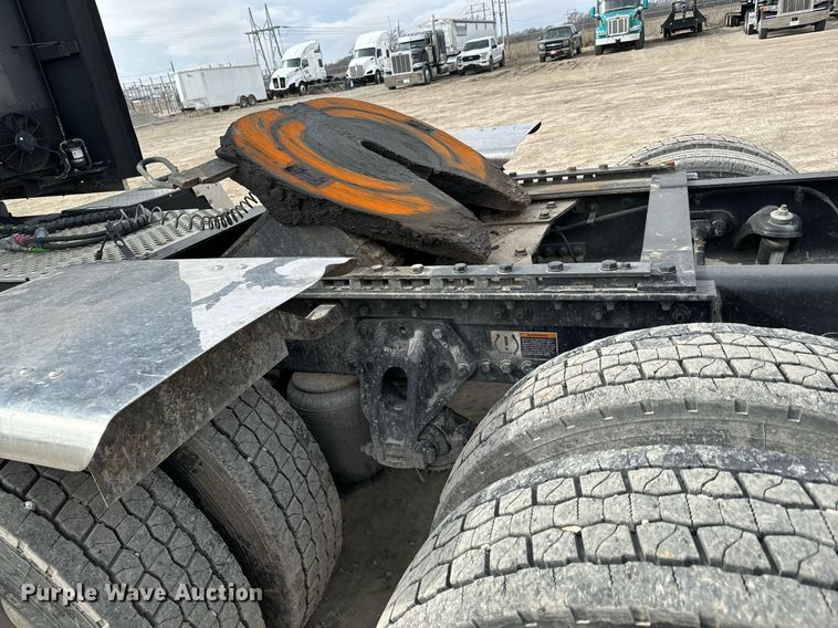 image for item NU9340 2018 Kenworth  T680 semi truck