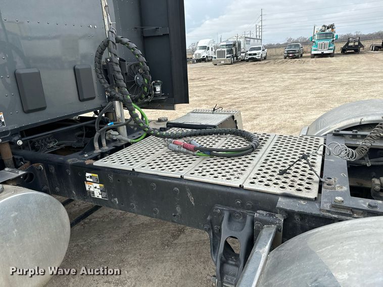 image for item NU9340 2018 Kenworth  T680 semi truck