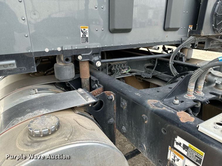 image for item NU9340 2018 Kenworth  T680 semi truck