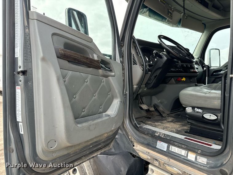 image for item NU9340 2018 Kenworth  T680 semi truck