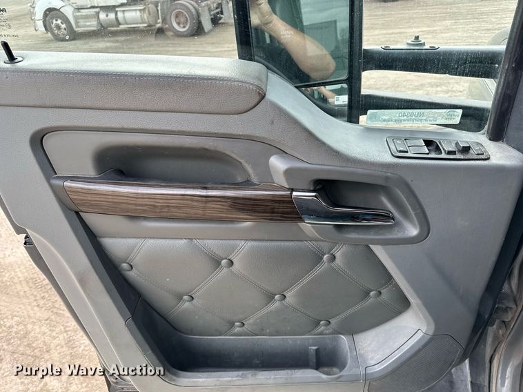 image for item NU9340 2018 Kenworth  T680 semi truck