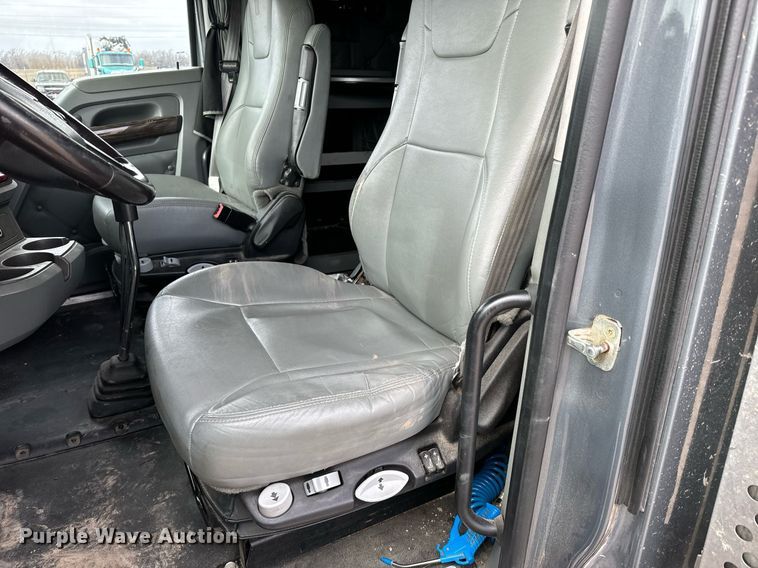 image for item NU9340 2018 Kenworth  T680 semi truck