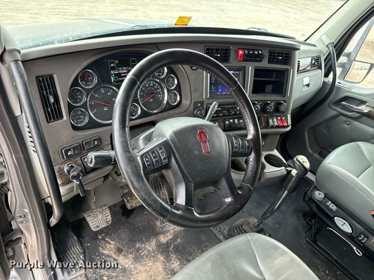 image for item NU9340 2018 Kenworth  T680 semi truck
