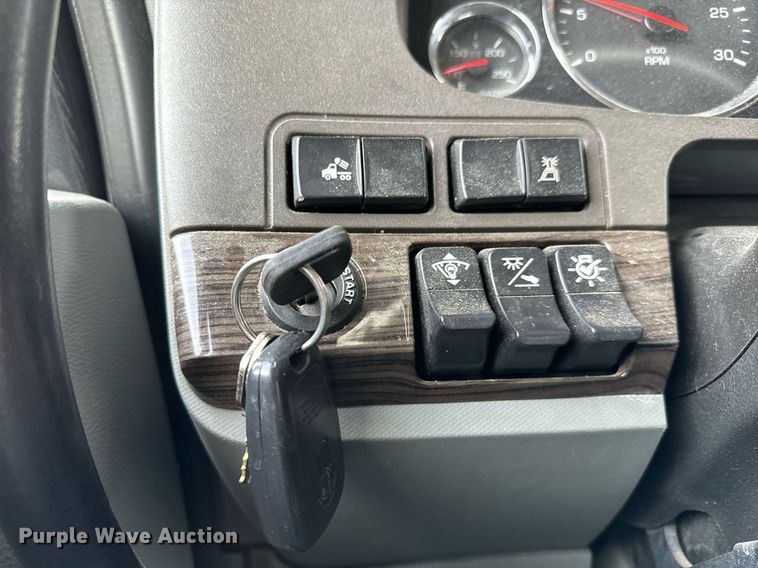 image for item NU9340 2018 Kenworth  T680 semi truck