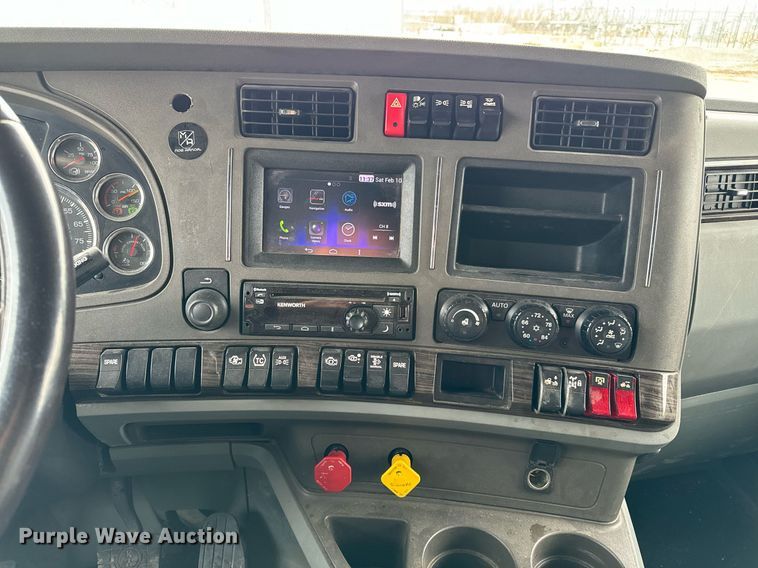 image for item NU9340 2018 Kenworth  T680 semi truck