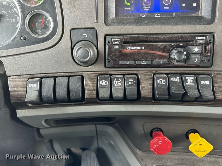 image for item NU9340 2018 Kenworth  T680 semi truck