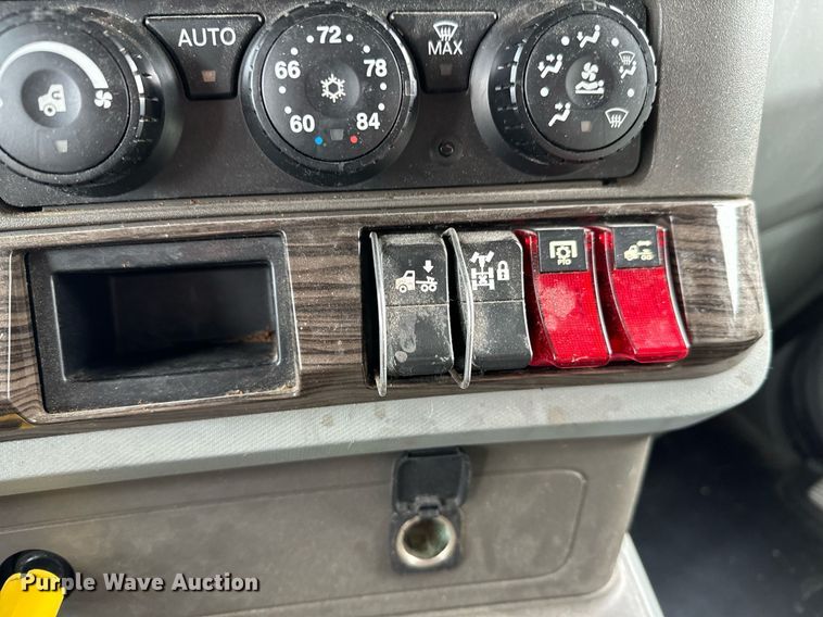 image for item NU9340 2018 Kenworth  T680 semi truck