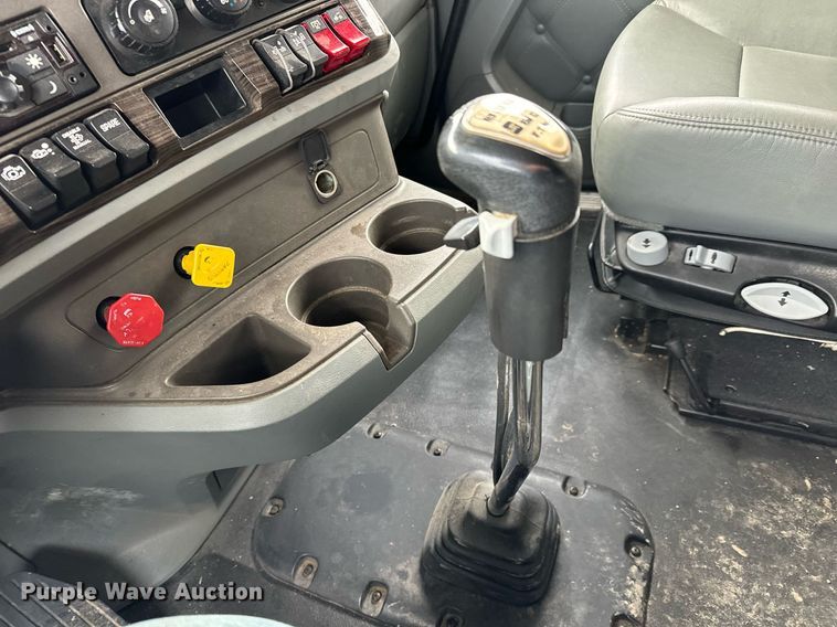 image for item NU9340 2018 Kenworth  T680 semi truck