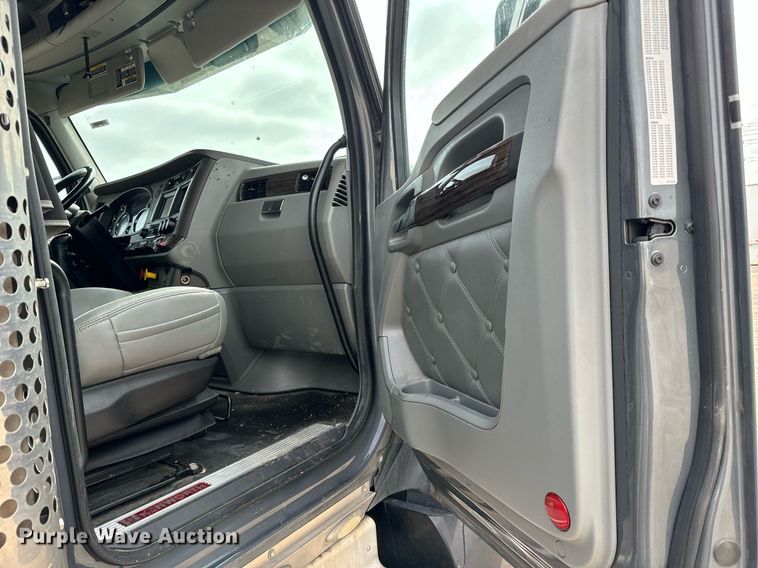 image for item NU9340 2018 Kenworth  T680 semi truck