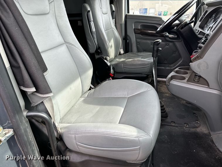 image for item NU9340 2018 Kenworth  T680 semi truck