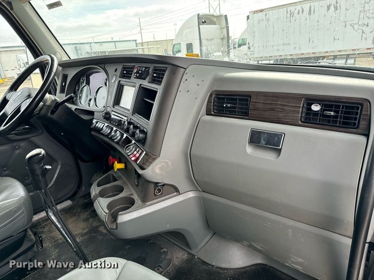 image for item NU9340 2018 Kenworth  T680 semi truck