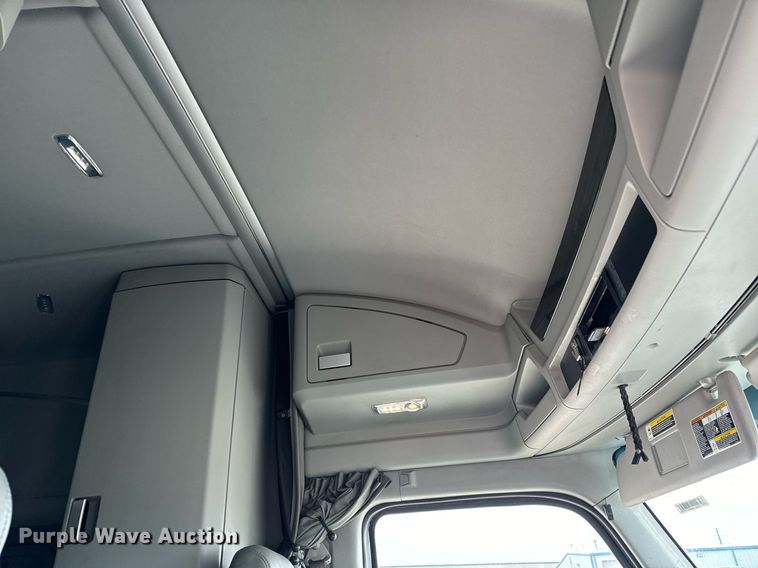 image for item NU9340 2018 Kenworth  T680 semi truck