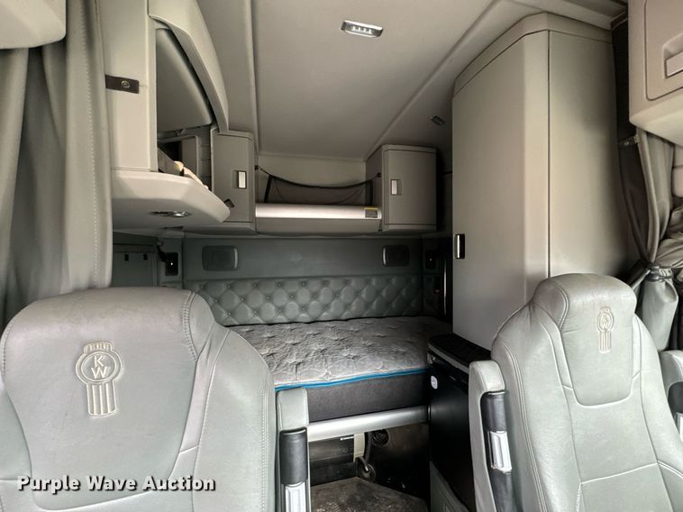 image for item NU9340 2018 Kenworth  T680 semi truck