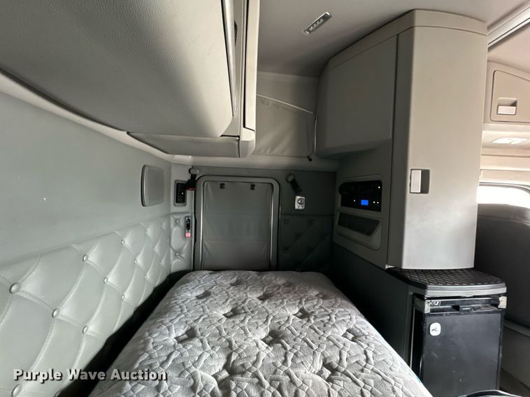 image for item NU9340 2018 Kenworth  T680 semi truck