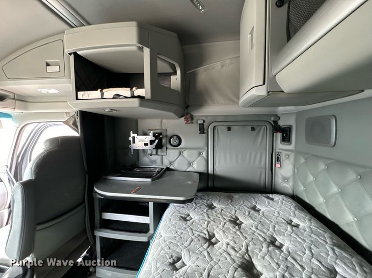 image for item NU9340 2018 Kenworth  T680 semi truck