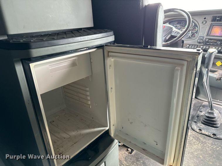 image for item NU9340 2018 Kenworth  T680 semi truck