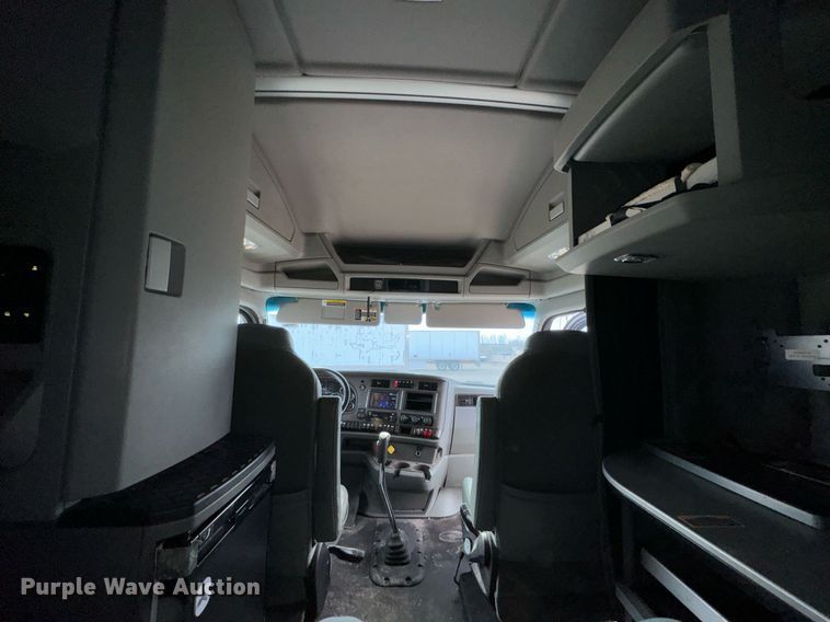 image for item NU9340 2018 Kenworth  T680 semi truck