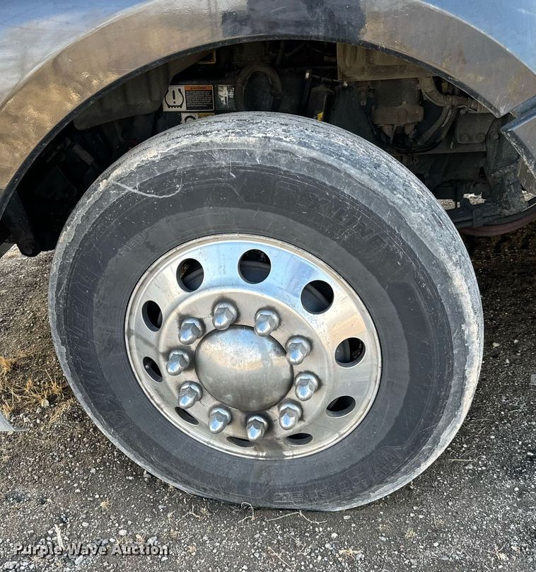 image for item NU9340 2018 Kenworth  T680 semi truck