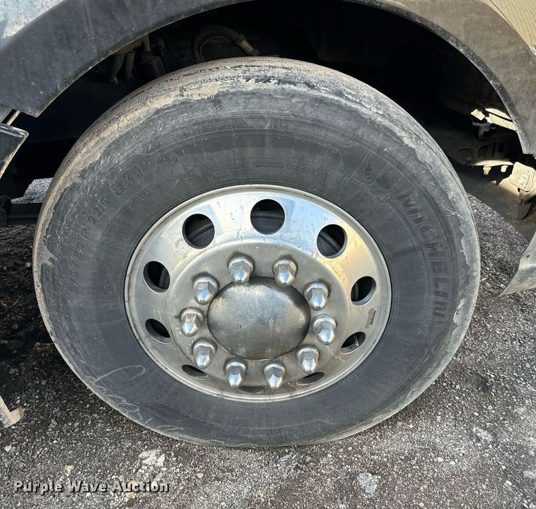 image for item NU9340 2018 Kenworth  T680 semi truck