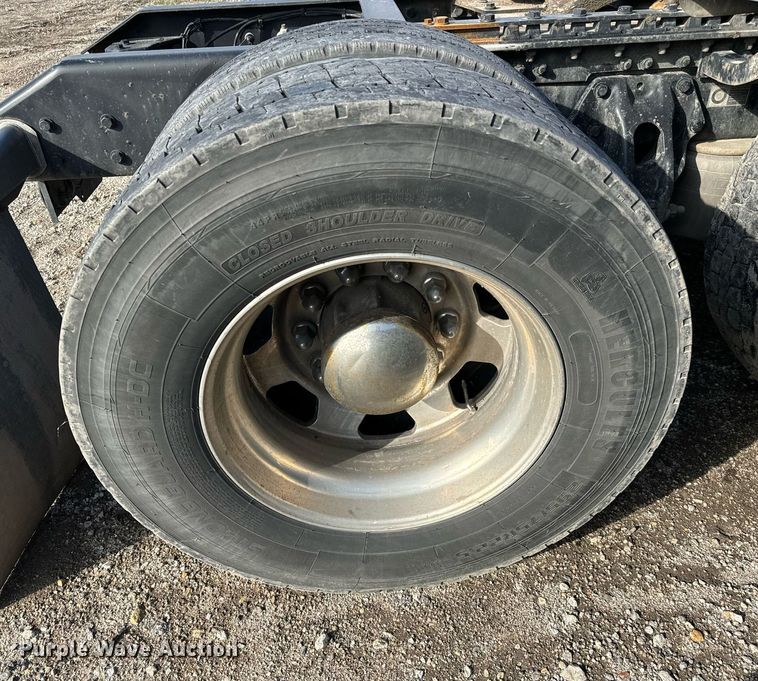 image for item NU9340 2018 Kenworth  T680 semi truck