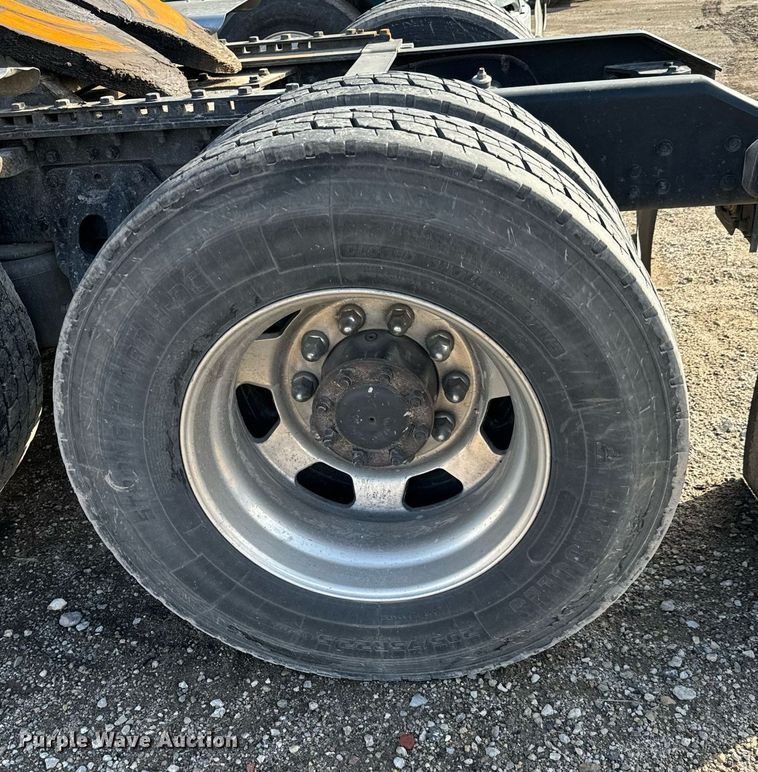 image for item NU9340 2018 Kenworth  T680 semi truck