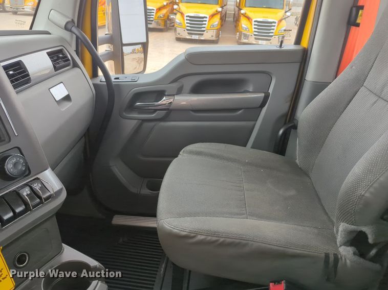 image for item NZ9270 2019 Kenworth  T680 semi truck