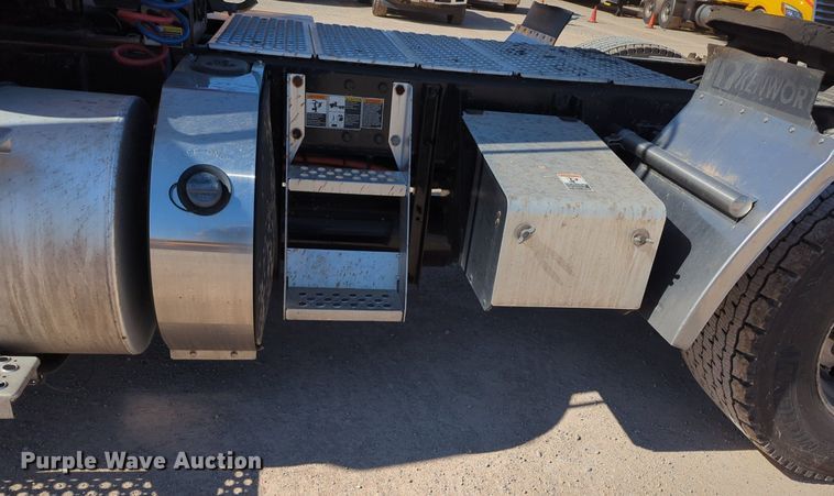 image for item NZ9272 2020 Kenworth T680 semi truck