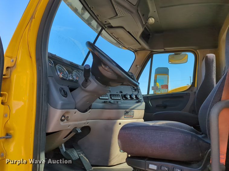 image for item NZ9281 2018 Freightliner  Cascadia 125 semi truck