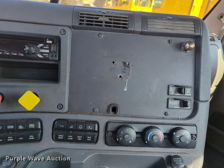 image for item NZ9281 2018 Freightliner  Cascadia 125 semi truck