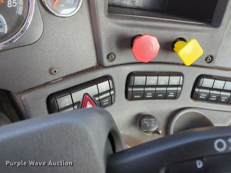 image for item NZ9281 2018 Freightliner  Cascadia 125 semi truck