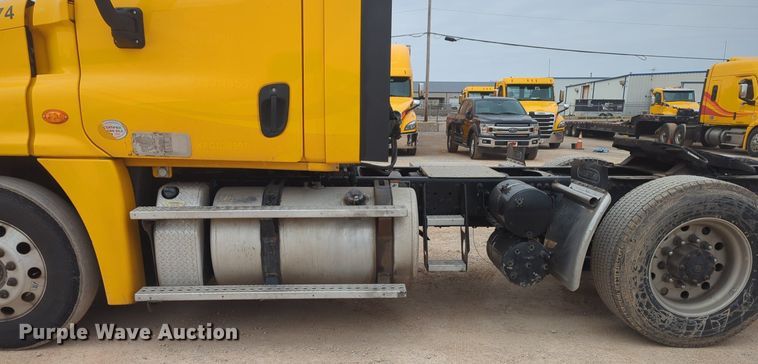 image for item NZ9283 2018 Freightliner Cascadia 125 semi truck