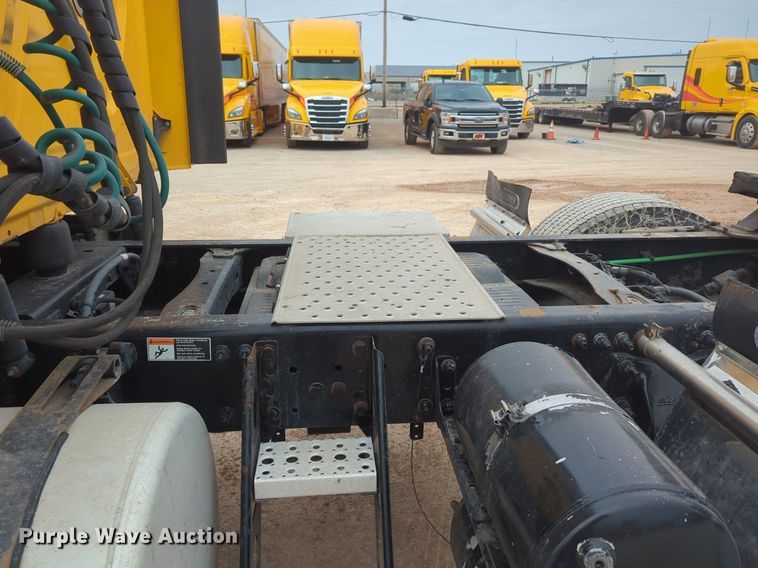 image for item NZ9283 2018 Freightliner Cascadia 125 semi truck