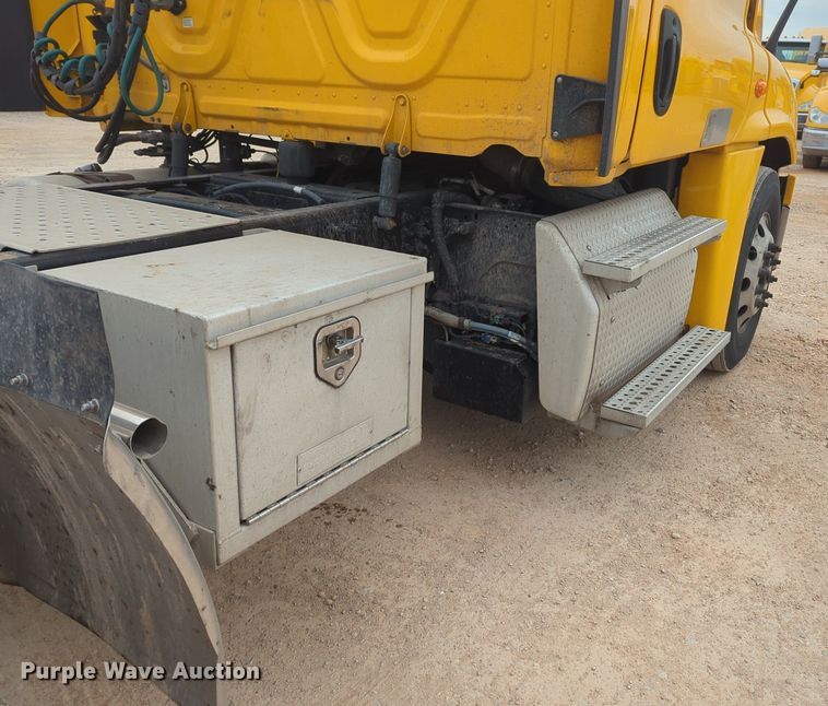 image for item NZ9283 2018 Freightliner Cascadia 125 semi truck