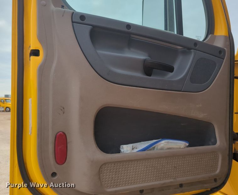 image for item NZ9283 2018 Freightliner Cascadia 125 semi truck