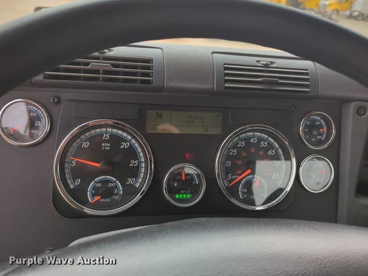 image for item NZ9283 2018 Freightliner Cascadia 125 semi truck