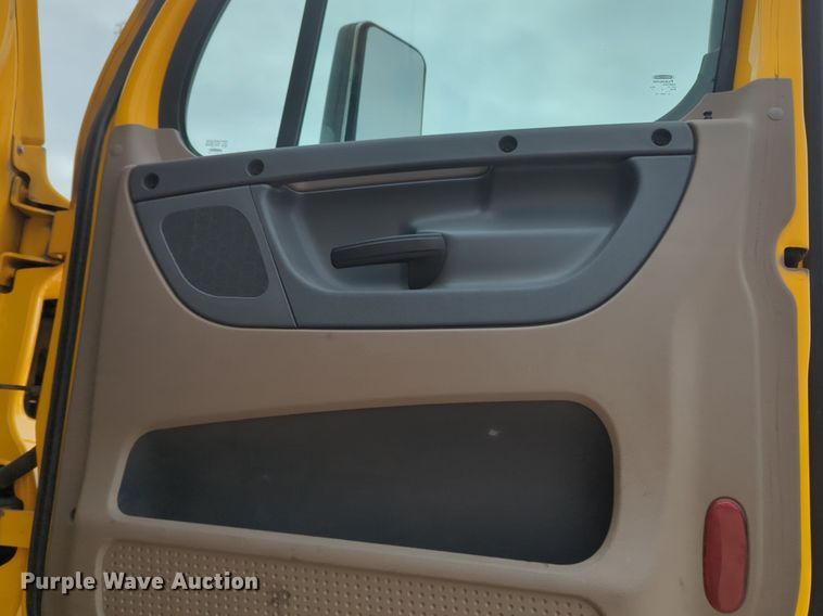 image for item NZ9283 2018 Freightliner Cascadia 125 semi truck