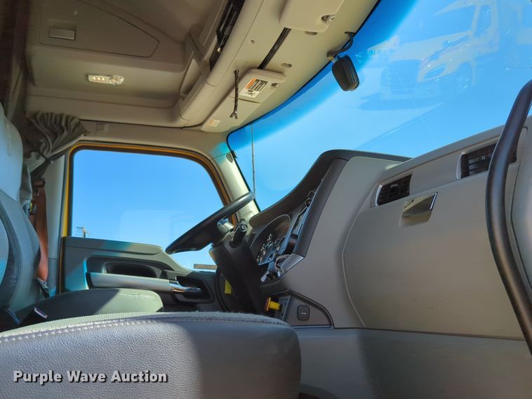 image for item NZ9284 2020 Kenworth T680 semi truck