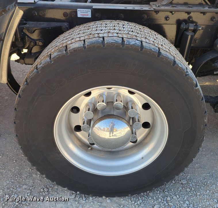 image for item NZ9284 2020 Kenworth T680 semi truck