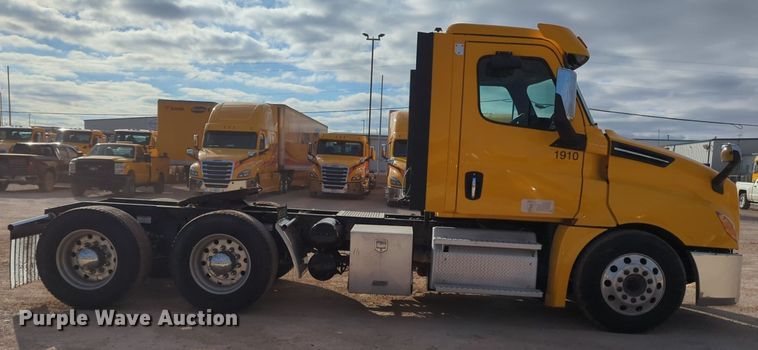 image for item NZ9289 2020 Freightliner Cascadia 126 semi truck