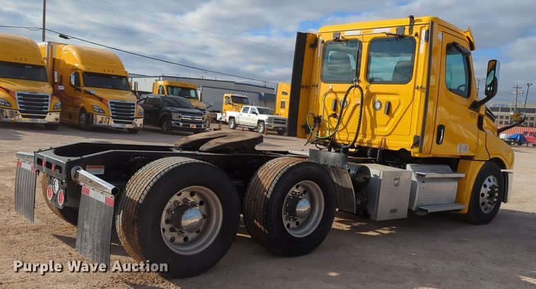 image for item NZ9289 2020 Freightliner Cascadia 126 semi truck