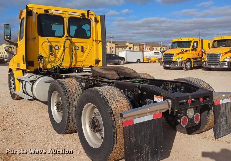 image for item NZ9289 2020 Freightliner Cascadia 126 semi truck