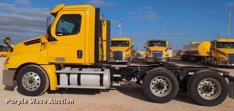 image for item NZ9289 2020 Freightliner Cascadia 126 semi truck