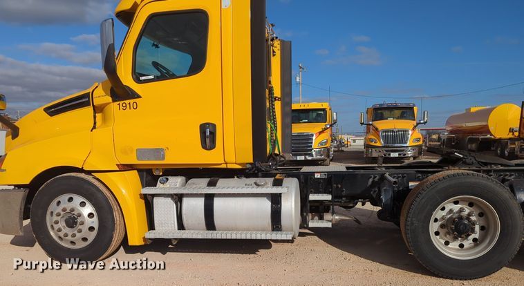 image for item NZ9289 2020 Freightliner Cascadia 126 semi truck