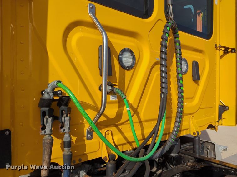 image for item NZ9289 2020 Freightliner Cascadia 126 semi truck